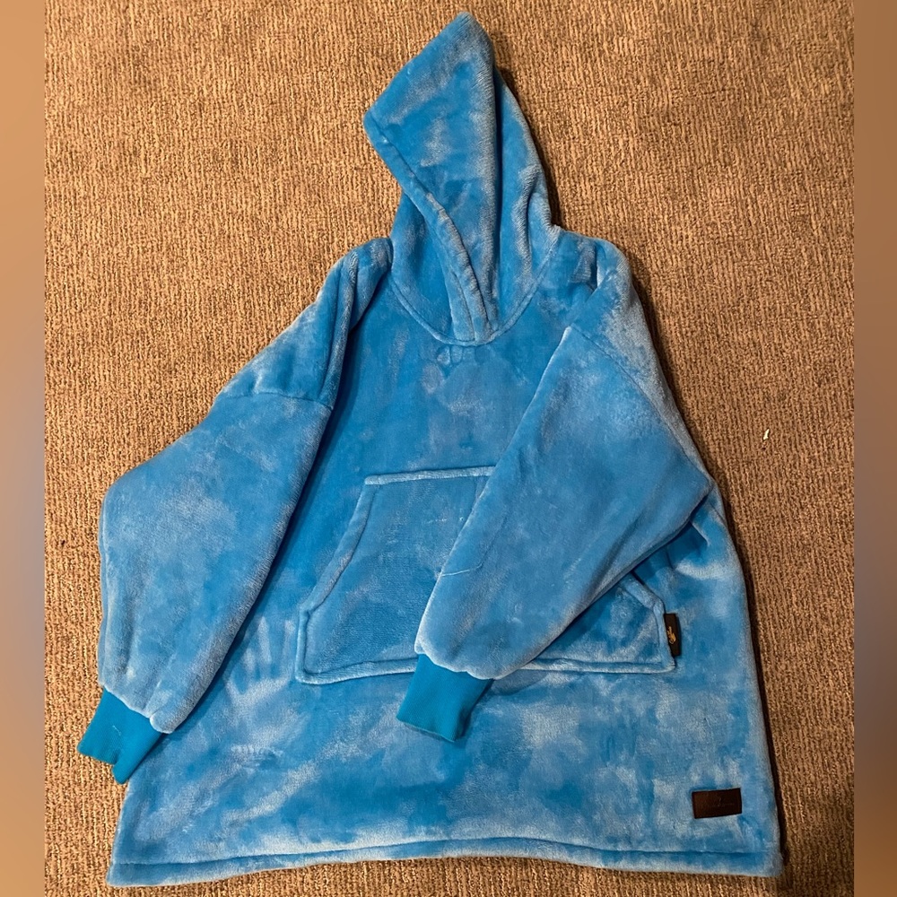 This is a blue oversized sweatshirt thingy!!